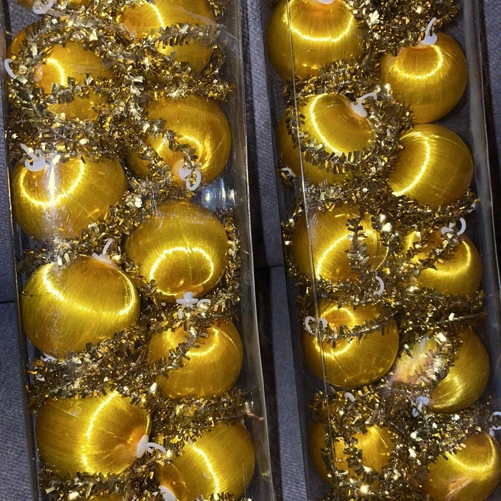 Vintage Tinsel Garland with 35mm Satin Balls. 9 ft. Per box.